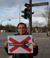 Mit der von ihr gegründeten Bürgerinitiative „Keine Elbtrasse!” setzt sich Ute Heucke gegen die geplante Fernwärmetrasse ein, die am Flottbeker Markt vorbei führt. Foto: jve